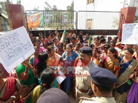 BJP Women Morcha hits Police Headquarter protesting against Police's assault upon women activist at Dharmanagar : Deputation to DGP 